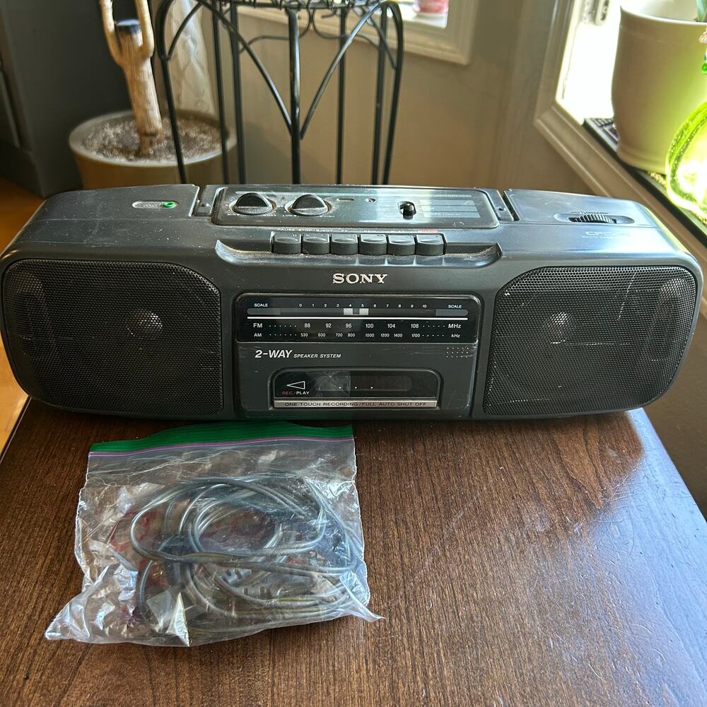 VTG Sony CFS-200 Stereo FM/AM Radio Cassette Recorder Compact Boombox Working